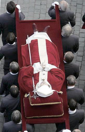 El vocero del Vaticano, Joaquín Navarro Valls, dijo que la basílica permanecerá abierta toda la noche. 

'Me encantaría decirle a él cuánto lo amo', dijo Lorenzo Cardone, un niño de 9 años que hacía fila junto a sus padres aguardando entrar en la basílica.