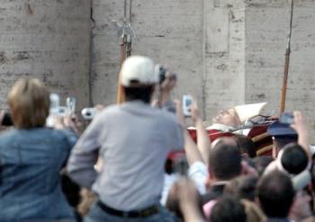 La apertura de la capilla ardiente se ha retrasado, por lo que no se espera que se abran sus puertas pronto.