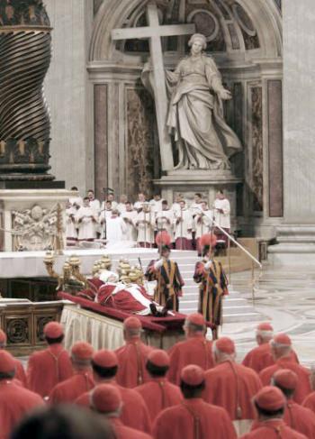 Antes de introducirlo en la Basílica, se detuvieron en lo alto de la escalinata y mostraron el cuerpo del Papa a la multitud allí reunida con una ligera inclinación de las andas.
