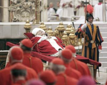 Las campanas de San Pedro tocaron a duelo, mientras los religiosos que acompañaron al Papa entonaban una letanía.