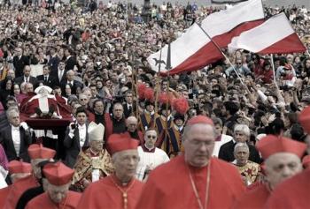 Las campanas de San Pedro tocaron a duelo, mientras los religiosos que acompañaron al Papa entonaban una letanía.