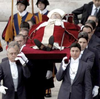El cadáver iba escoltado por ocho miembros de la guardia suiza en traje de gala y precedido por un grupo de frailes que portaban un cirio encendido.