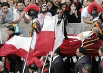 La procesión se dirigió hacia la Basílica de San Pedro a través de la llamada escalera noble, la primera Logia, la sala Ducal y la sala y la escalera Regia, para entrar en la plaza vaticana por la Puerta de Bronce.