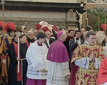 Los restos mortales de Juan Pablo II han sido trasladados a la Basílica de San Pedro del Vaticano en una procesión en la que han participado los cardenales da la Curia, encabezados por el camarlengo, el español Eduardo Martínez Somalo.