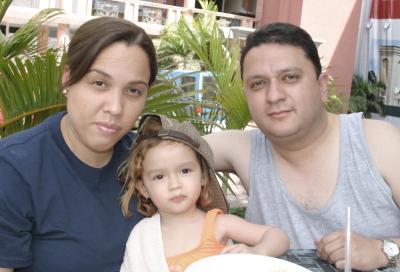 María Elena Márquez y Fernando Martínez Villa con su hija Fernanda Alejandra, en reciente festejo social.