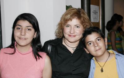 Martha Lozano,y sus hijos Gustavo Mar y Minerva López.