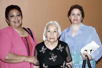 Carmen de Del Valle acompañada por Aurora y Elvira del Valle.