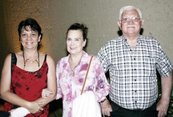 Linda, Lizzy y Rolando Gotés.
