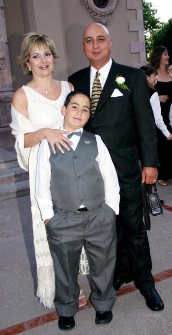 Ángeles y Germán Ortiz Montellano y el niño Adolfo.