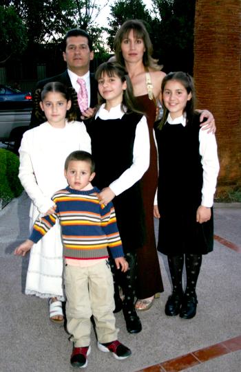 César, Verónica, Vero, Victoria, Viviana y Anuar Marcos Jaidar