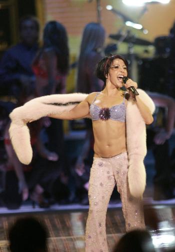 El concierto siguió luego con Alejandra Guzmán que a ritmo de rock cantó una versión de Bidi Bidi Bom Bom, uno de los múltiples éxitos de la desaparecida “Reina del Tex-Mex”.