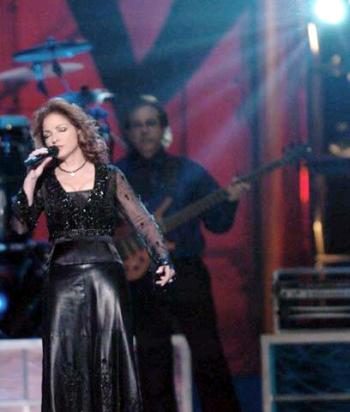Gloria Estefan reprodujo con su voz I Could Fall in Love, una de las cuatro canciones que Selena logró grabar en inglés.