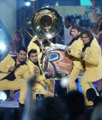 El tributo musical lo continuó la popular Banda El Recodo, con la canción Tecnocumbia.