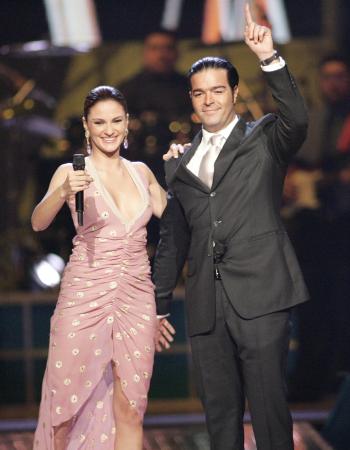 Pablo Montero y Mariana Seoane interpretaron a dúo Buenos Amigos.

Y como si continuara viva, Selena sigue produciendo discos. El homenaje  fue grabado para emitir un paquete de CD y DVD que será puesto a la venta el próximo diez de mayo.