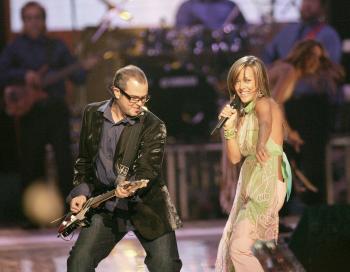 En el estadio Reliant, Selena pareció haber trascendido a su muerte al reafirmarse, con el aplauso de miles de personas, que su memoria esta más viva que nunca y que ha comenzado a expandirse a una nueva generación.

Aquí Fey y Aleks Syntek interpretaron Donde Quiera que Estés.