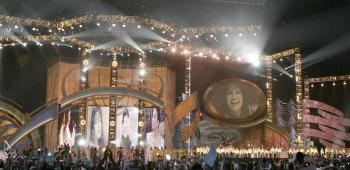 Selena Quintanilla, “Reina del Tex-Mex”, volvió a llenar un estadio, en forma similar a como lo hacía en la cúspide de su carrera, aun cuando ahora han pasado diez años de su muerte.

El mayor tributo que se recuerde a una estrella latina fue abierto por un video donde la actriz y cantante Jennifer López dijo que aunque la homenajeada ya no está con nosotros, 'su presencia perdura para siempre, porque Selena vive'.

López fue la actriz que hizo el papel de Selena en la película sobre su vida, tras su asesinato el 31 de marzo de 1995.