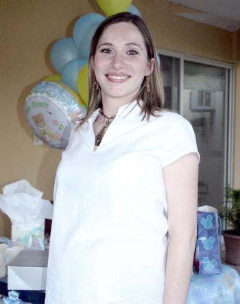 -Consuelo A. García de Carrillo recibió felicitaciones por el próximo nacimiento de su bebé.