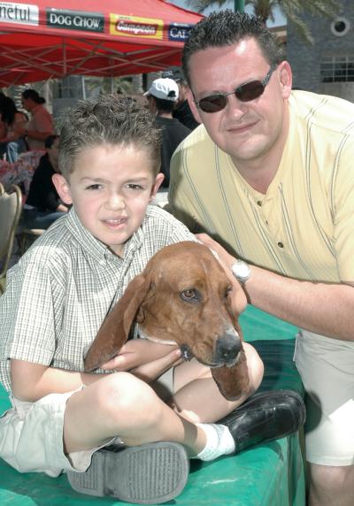 Jorge Tanos y Jorge Tanos Jr., con su perrito Sumbo