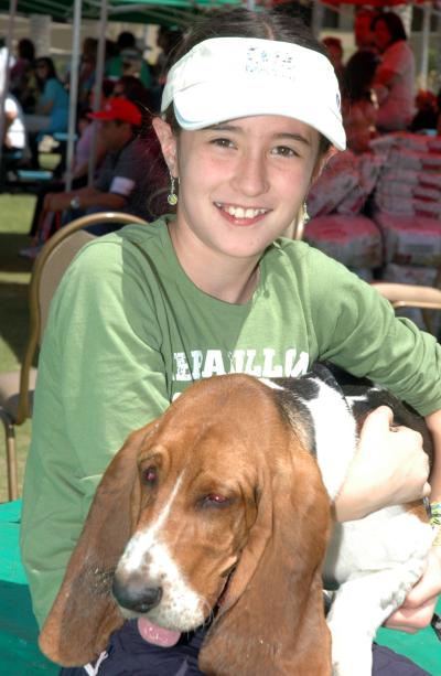 Karla López con Dropy, de la raza basset hound.