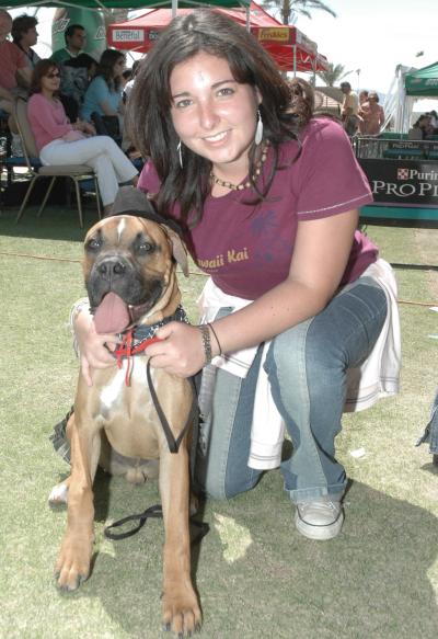 Marimar con su perro de raza boxer, el cual iba disfrazado de vaquero
