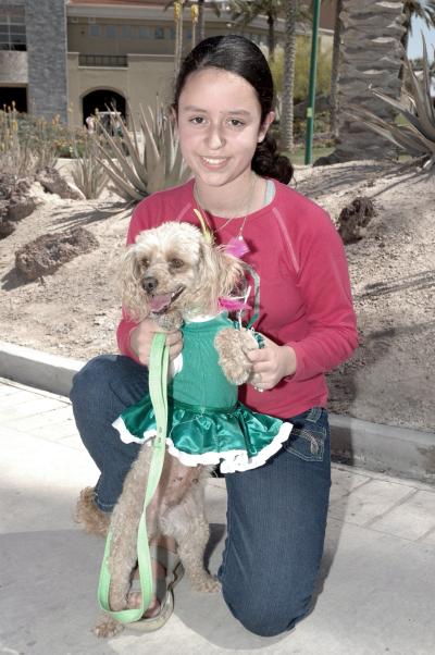 Natmia Garza, con su perrita bailarina.