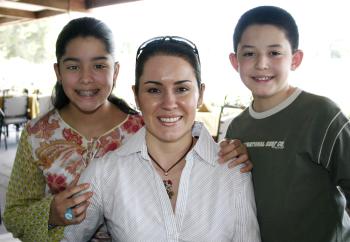 Claudia, Mariana y Marcelino Guevara