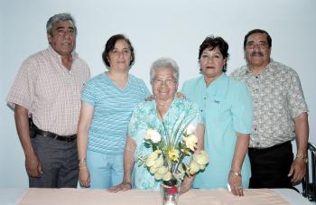 Con motivo de sus 80 años, la señora Emilia Acosta Mauricio disfrutó de una fiesta de cumpleaños.