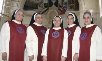Hermanas Rosa María Ortega, María Clara Márquez, Lourdes López, Alicia Carrera y Dolores Ortega