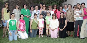 Claudia Robles de Garza, acompañada por sus familiares y amistades en su fiesta de canastilla