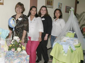 08 de abril 
Pily de la Trinidad de Ávila espera un bebé para principios de abril.j