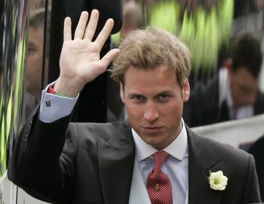 Guillermo es un joven apuesto que despierta el cariño y la admiración de los británicos y que físicamente recuerda mucho a su malograda madre.



Guillermo admitió que el plan de su padre para contraer segundas nupcias le alegraba. 'Estoy muy feliz y muy contento, será un buen día', anticipó el príncipe en aquel momento.
