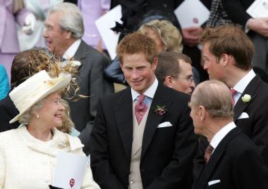 Allí, los novios y sus invitados han disfrutado de las veinte tartas que ha preparado Etta Richardson, una abuela de Gales, por encargo del palacio de Buckingham.