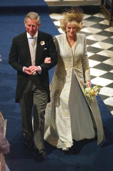 Frente a la reina Isabel II de Inglaterra, el duque de Edimburgo y unos 700 invitados, entre ellos familiares, amigos y miembros del mundo político británico, la pareja recibió la bendición después de reconocer sus pecados, pedir perdón a Dios y jurarse fidelidad.
