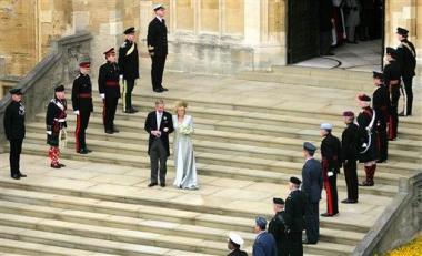 El príncipe Carlos y su esposa, la duquesa de Cornualles, recibieron  la bendición del arzobispo de Canterbury, Rowan Williams, en un oficio religioso sencillo y emotivo en la capilla de San Jorge del castillo de Windsor.
