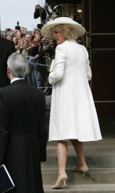 La ya duquesa de Cornualles,  llevó un bonito vestido a media pierna con abrigo a juego, además de pamela y bolso de mano, que recibió la aprobación general.


Los comentaristas de las cadenas de televisión británicas aplaudieron el traje escogido por Camilla para su segunda boda, que consideraron a la vez sobrio y elegante.