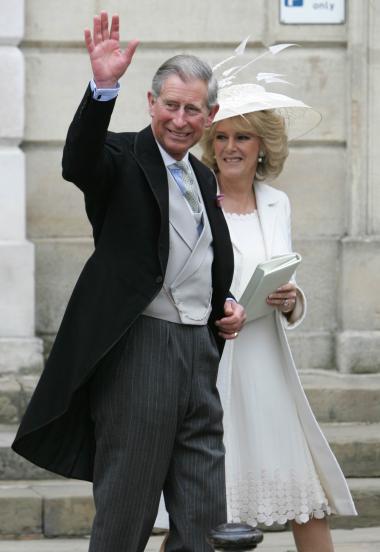 '¡Viva Carlos!', '¡Camilla! o 'Vivan los novios' fueron algunos de los gritos de la gente nada más salir Carlos y Camilla como marido y mujer y saludar discretamente antes de subir otra vez al Rolls-Royce para regresar al castillo de Windsor.