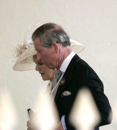 Los novios llegaron al ayuntamiento en un lujoso Rolls Royce Phantom VI, que perteneció a la Reina Madre, pocos minutos después de que lo hicieran los invitados, entre ellos el príncipe Guillermo, hijo de Carlos, y Tom Parker Bowles, primogénito de Camilla, quienes fueron los testigos del enlace.