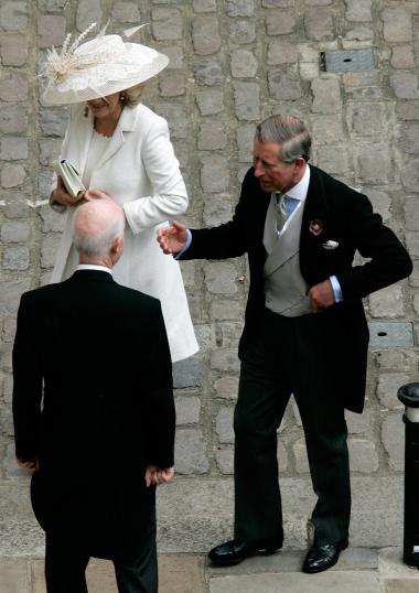 Sonriente, resplandeciente y ante la atenta mirada de británicos, fotógrafos y cámaras de televisión, Camilla lució un elegante gabán de seda en color perla sobre un vestido de gasa en igual tono, acompañado por una pamela a juego adornada con pequeñas plumas.

El príncipe, bronceado y al que se vio muy alegre, llevaba chaqué, una elección que distó mucho del uniforme militar que lució en su primera boda con Diana de Gales en 1981.