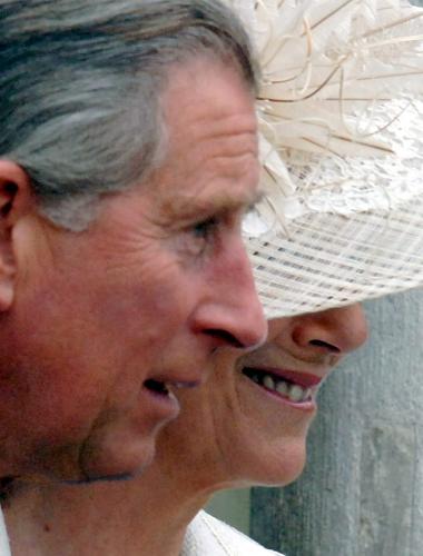 En un ambiente festivo y en medio de fuertes medidas de seguridad, el heredero de la Corona británica y Camilla, ahora duquesa de Cornualles, dijeron el 'sí quiero' ante apenas una treintena de personas, entre las que no estaba la reina Isabel II.