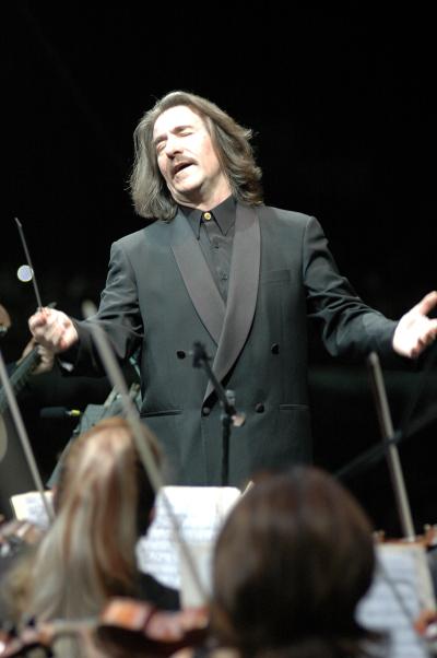 Sones jarochos y tapatíos, piezas que se han convertido en clásicos mexicanos y también una que otra obra representativa de la región, como la de Recuérdame, fueron interpretadas por la orquesta acompañada del mariachi, en una velada que difícilmente olvidarán los gomezpalatinos y que marca apenas el inicio de los festejos del Centenario, pues la fiesta grande será el 21 de diciembre, fecha oficial de la fundación de la ciudad.