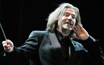 Con maestría, el director de origen español llevó la batuta de la Orquesta Sinfónica de la Universidad Juárez del Estado de Durango (UJED), y al mismo tiempo del Mariachi Juvenil de Tecatitlán, en una extraña pero muy aplaudida fusión de música mexicana.