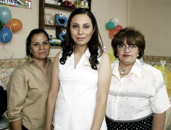 Diana Pérez Adame disfrutó de una reunión por el próximo nacimiento de su bebé.