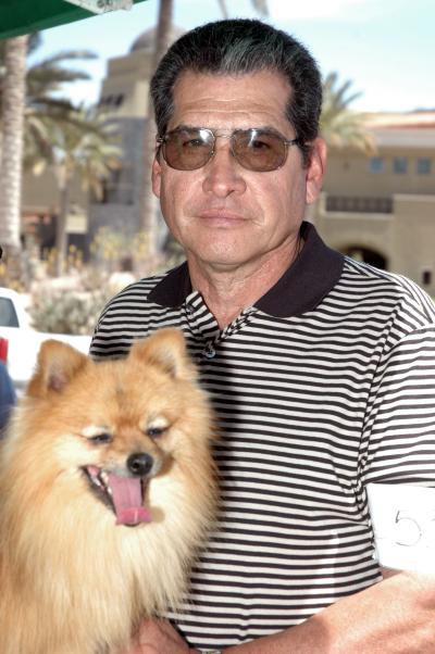 Alfredo Huerta con Taz, su mascota de la raza Pomerania .
