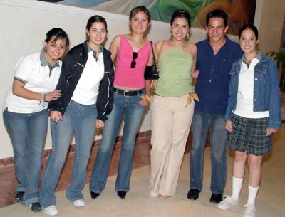 Marina Garza, Santa Garza, Karla Gutiérrez, Gabriela Flores, Armando González y Ale Torres.