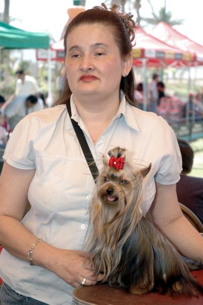 Susy Pavón con mascota de la raza Yorkshire Terrier.