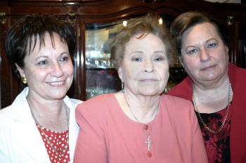 Acompañan  a la señora Celia Sillersus hijas Gloria y Paty