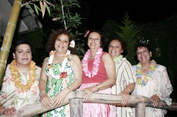 Aída Arenas, acompañada por sus hermanas Xóchitl, María Guadalupe, María de Jesús y su cuñada Celia Pérez .