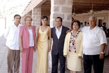 Jesús Navarro Enríquez y Bertha Patricia Aguilera Morales acompañada por sus papás Jesús R. Navarro Juárez y Margarita de Navarro; Juan Aguilera Cruz y Patricia de Aguilera.