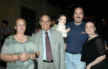 Olga Alicia Esparza, Gregorio Esparza, Raquel Esparza, César Esparza y Claudia Macías.