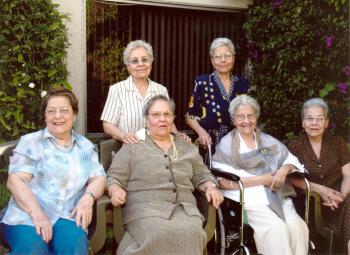 Sra. Leonor Garc÷ia de Reyes festejó su cumpleaños el pasado 20 de marzo en compalñia de sus hermanas, la Sra. Juanita D BInion, Graciela García, Nena de Cerpa, Tila de Dávila y Mela de Serna.